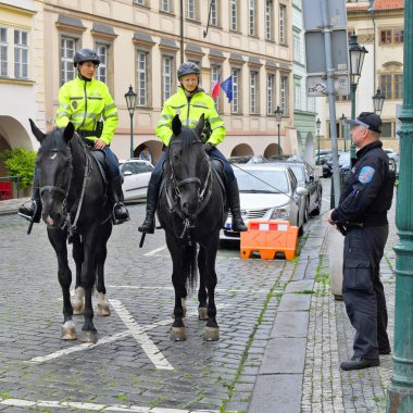 Prag, Çek Cumhuriyeti-Mayıs 25, 2019: eski kentin sokakta polis monte.
