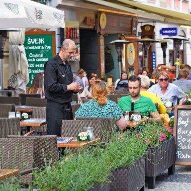 PRAG, CZECH Cumhuriyet 1 Mayıs 2017: Sokak Kafe 'deki İnsanlar 