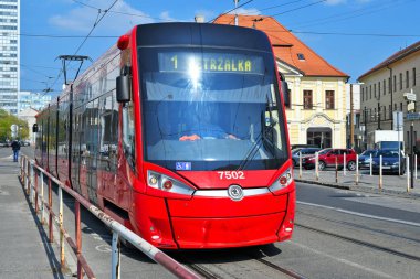 Bratislava, Slovakya-Mart 31, 2019: şehrin sokaklarında modern bir tramvay.