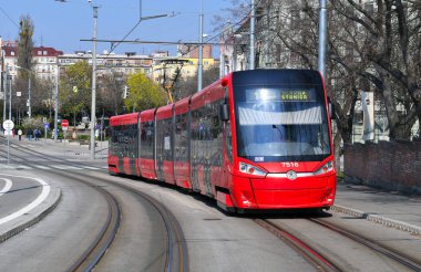 Bratislava, Slovakya-Mart 31, 2019: şehrin sokaklarında modern bir tramvay.