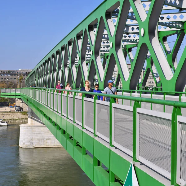 Budapeste Hungria Julho 2019 Pedestres Ponte Liberdade — Fotografia de Stock