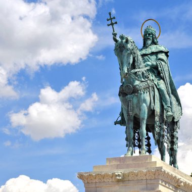 Budapeşte, Macaristan - 6 Temmuz 2019: Macaristan Kralı I. Stephen 'ın Bronz Heykeli. Balıkçı Kalesi, Şato Bölgesi,