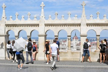 Budapeşte, Macaristan - 6 Temmuz 2019: Tuna Nehri ve Parlamento Binaları 'nın görüntüsü Balıkçı Kalesi' nin yüksekliğinden.