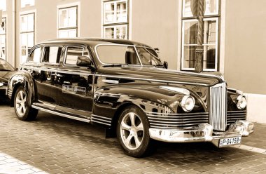 Budapeşte, Macaristan - 6 Temmuz 2019: Şehir caddesinde eski bir yolcu vagonu. St. George Konutunun reklam arabası..