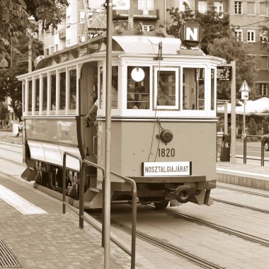 Budapeşte, Macaristan - 6 Temmuz 2019: Eski bir gezi güzergahı. Turist tramvayı.