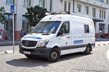 Budapeşte, Macaristan, - 6 Temmuz 2019: Polis devriyesi şehir caddesinde.