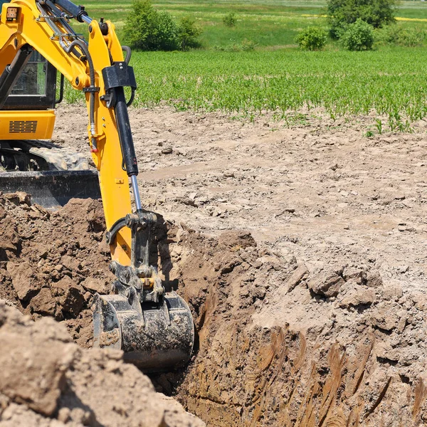 Excavator Digging Field — 图库照片