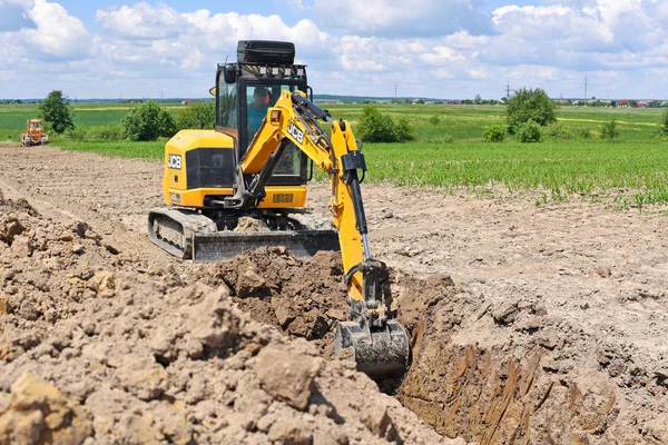 Excavator Digging Field — 图库照片