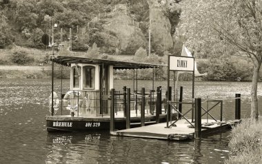 PRAG, CZECH Cumhuriyet - 8 Mayıs 2019: Vltava Nehri üzerindeki feribot. Siyah beyaz fotoğraf.