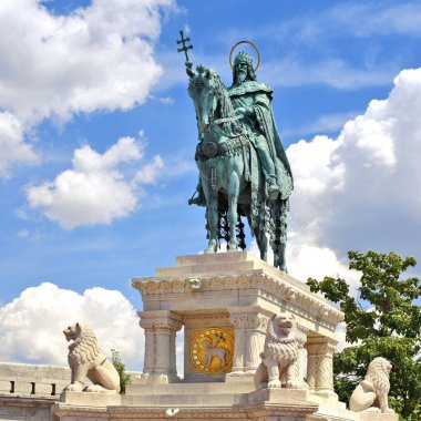 Budapeşte, Macaristan - 6 Temmuz 2019: Macaristan Kralı I. Stephen 'ın Bronz Heykeli. Balıkçı Kalesi, Şato Bölgesi,