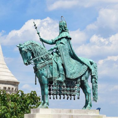 Budapeşte, Macaristan - 6 Temmuz 2019: Macaristan Kralı I. Stephen 'ın Bronz Heykeli. Balıkçı Kalesi, Şato Bölgesi,