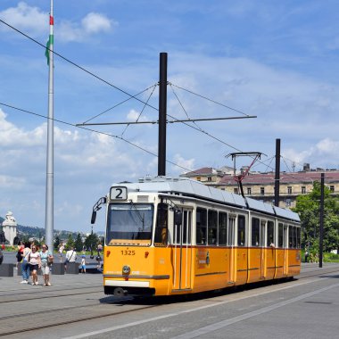 Budapeşte, Macaristan - 6 Temmuz 2019: Şehrin sokaklarında eski bir tramvay.