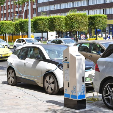 Budapeşte, Macaristan, 6 Temmuz 2019: Elektrikli araba sokakta şarj ediliyor. Elektrikli araçların şarj istasyonları.