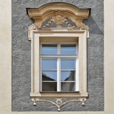 Eski bir binanın pencere