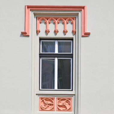 Eski bir binanın pencere