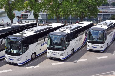 Budapeşte, Macaristan - 6 Temmuz 2019: Tuna seti üzerindeki otoparkta Twerenbold turizm otobüsleri Reisen AG.