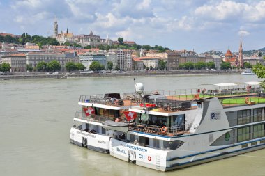 Budapeşte, Macaristan - 6 Temmuz 2019: Tuna Nehri kıyısında Castle Hill ve Fisherman 's Bastion' a bakan nehir yatlarını gezin.