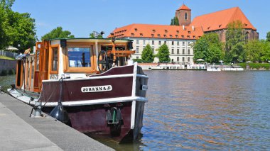 Wroclaw, Polonya Cumhuriyeti - 19 Mayıs 2019: Oder Nehri kıyısında bir turist nehir teknesi.