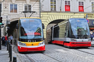 PRAG, CZECH Cumhuriyet - 7 Mayıs 2017: Şehrin sokaklarındaki modern tramvaylar.