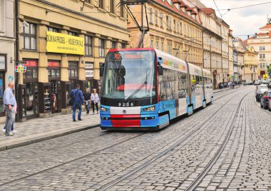 Prague, Çek Cumhuriyeti - 7 Mayıs 2017: bir modern tramvay şehrin sokaklarında.