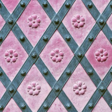 Üzerinde demir dövülmüş elementler olan antik bir binanın ön metal kapısı..