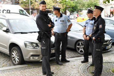 Prag, Çek Cumhuriyeti - 25 Mayıs 2019: Prag kent meydanında belediye polisinin devriye çalışanları.