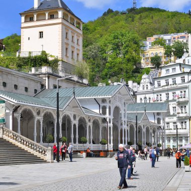 Karlovy Vary, CZECH Cumhuriyet - 23 Mayıs 2019: Sokaklardaki insanlar.