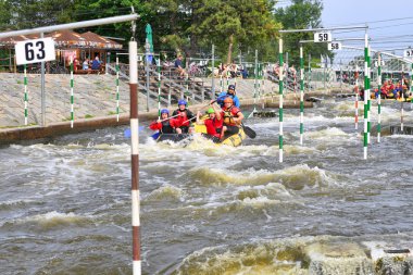 PRAG, CZECH Cumhuriyet - 25 Mayıs 2019: Prag-Troja Kano Merkezi 'nde Rafting.