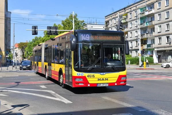 波兰共和国弗罗茨拉夫 2019年5月19日 城市巴士上路 — 图库照片