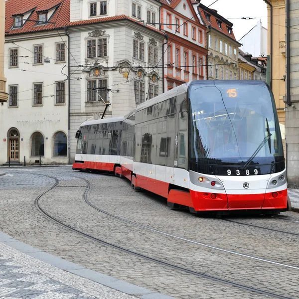 PRAG, CZECH Cumhuriyet - 25 Mayıs 2019: Tramvay şehrin sokaklarında.