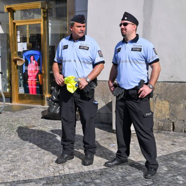 Prag, Çek Cumhuriyeti - 25 Mayıs 2019: Prag kent meydanında belediye polisinin devriye çalışanları.