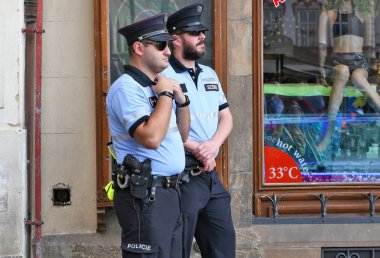 Prag, Çek Cumhuriyeti - 25 Mayıs 2019: Prag kent meydanında belediye polisinin devriye çalışanları.