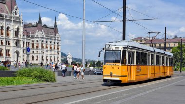 Budapeşte, Macaristan - 6 Temmuz 2019: Şehrin sokaklarında eski bir tramvay.