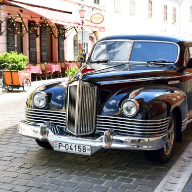 Budapeşte, Macaristan - 6 Temmuz 2019: Şehir caddesinde eski bir yolcu vagonu. St. George Konutunun reklam arabası..