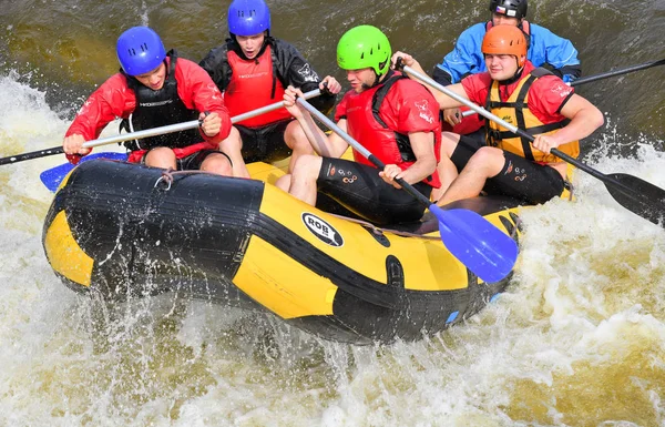 PRAG, CZECH Cumhuriyet - 25 Mayıs 2019: Prag-Troja Kano Merkezi 'nde Rafting.