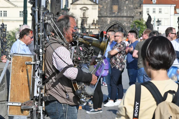 布拉格 捷克共和国 2019年5月25日 街头音乐家 查尔斯桥上的一人乐队 — 图库照片