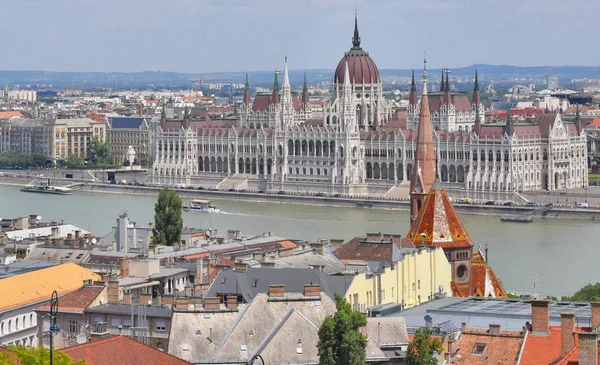 Budapeşte, Macaristan - 6 Temmuz 2019: Tuna Nehri ve Parlamento Binaları 'nın görüntüsü Balıkçı Kalesi' nin yüksekliğinden.