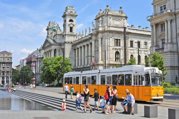 匈牙利布达佩斯 2019年7月6日 城市街道上的旧电车 — 图库照片