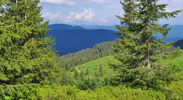 Schöne Landschaft Mit Bergen Und Blauem Himmel — Stockfoto