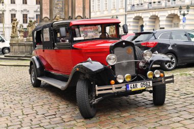 Prag, Çek Cumhuriyeti - 25 Mayıs 2019: Şehir caddesinde turistik geziler için eski bir araba.