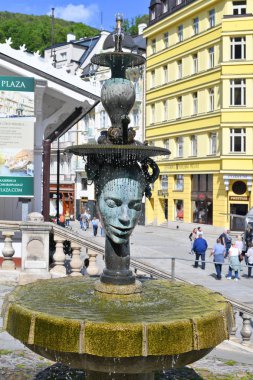 23 Mayıs 2019: Janus-alegorik heykel ve sıcak maden suyu ile çeşme.