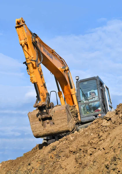 建設現場で働く掘削機 — ストック写真