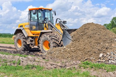 İnşaat alanında çalışan kazıcı 