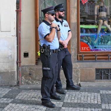 Prag, Çek Cumhuriyeti - 25 Mayıs 2019: Prag kent meydanında belediye polisinin devriye çalışanları.