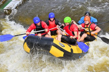 PRAG, CZECH Cumhuriyet - 25 Mayıs 2019: Prag-Troja Kano Merkezi 'nde Rafting.