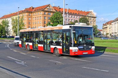 Prague, Çek Cumhuriyeti - 4 Mayıs 2018: şehir otobüs yolu üzerinde.