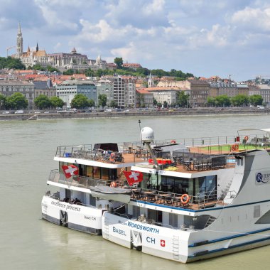 Budapeşte, Macaristan - 6 Temmuz 2019: Tuna Nehri kıyısında Castle Hill ve Fisherman 's Bastion' a bakan nehir yatlarını gezin.