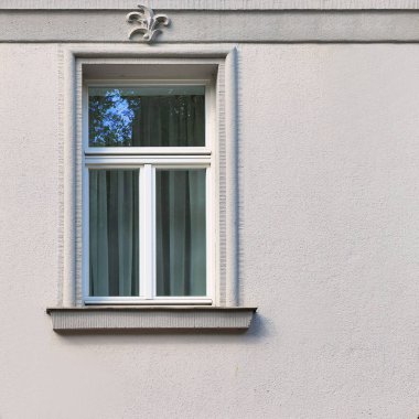 Eski bir binanın penceresi. Karlovy Vary, 2019.