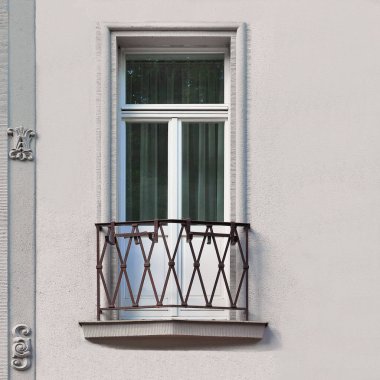 Eski bir binanın penceresi. Karlovy Vary, 2019.