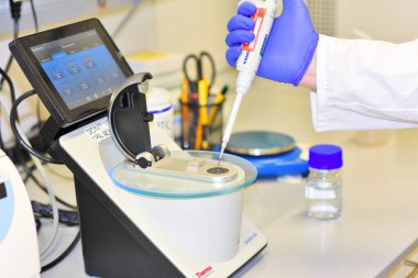 PRAGUE, CZECH REPUBLIC - 25 Mayıs 2019: laboratuvarda çalışan bilim adamı. Organik ve Biyokimya Enstitüsü.